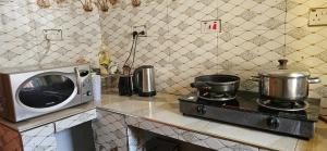 un microondas en la parte superior de una barra de cocina en Kamili Homes - Apt 2, Morogoro, en Morogoro
