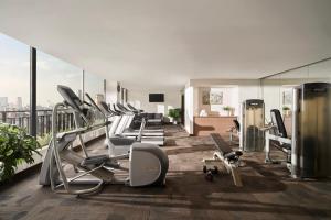 een fitnessruimte met een heleboel fitnessapparatuur op een gebouw bij The Ann Hanoi Hotel & Spa in Hanoi