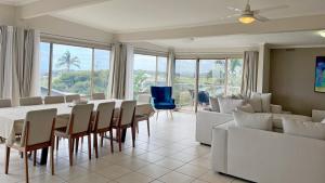 Un comedor con una mesa larga y sillas. en Cunninghame Views, en Lakes Entrance