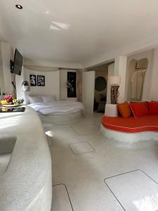 um quarto amplo com 2 camas e um sofá em Happy Coco Monkey em Ko Phangan