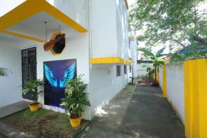 een gebouw met een schilderij aan de zijkant bij SJ Villa in Pondicherry