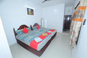ein Schlafzimmer mit einem Bett in einem Zimmer in der Unterkunft SJ Villa in Puducherry