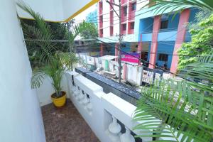 uma varanda com plantas ao lado de um edifício em SJ Villa em Pondicherry