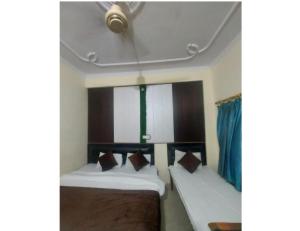 A bed or beds in a room at Hotel Govind, Rudrapryag