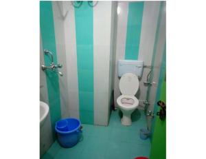 RudraprayāgにあるHotel Govind, Rudrapryagのバスルーム(トイレ、洗面台付)