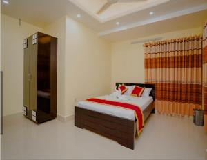 een slaapkamer met een bed met een rode deken bij Adarsha Palace Hotel in Chuknagar +18 foto's