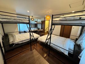 大阪市にあるExsaison 桃谷の二段ベッド2組、デスクが備わる客室です。