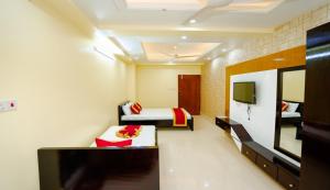 pokój hotelowy z łóżkiem i telewizorem w obiekcie Adarsha Palace Hotel w mieście Chuknagar