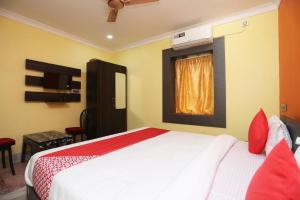 um quarto com uma cama branca e uma janela em VENTURE INN em Bhubaneshwar
