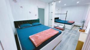 1 dormitorio con 1 cama grande y espejo en Dong Thanh Ecolodge Homestay, en Hoat