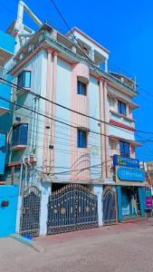 um edifício com uma cerca em frente em VENTURE INN em Bhubaneshwar
