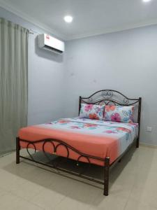 峇株巴辖Cempaka Homestay Batu Pahat 93的一间卧室配有一张带红色毯子和枕头的床。