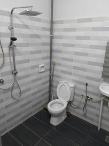 峇株巴辖Cempaka Homestay Batu Pahat 93的带淋浴、马桶和水槽的浴室