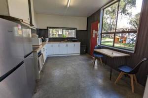 Tiny House 10 at Grampians Edge的厨房或小厨房