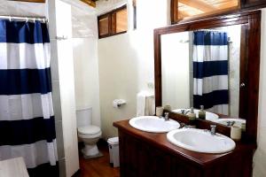 Bathroom sa El Mirador de Punta Veleros