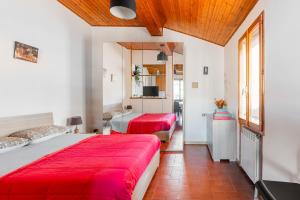 um quarto com 2 camas e um espelho em Social Costa-Holiday & Business Apartment em Bolonha