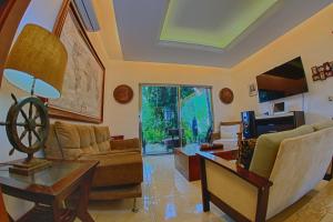 a living room with a couch and a table at Villa Magistral in Chetumal
