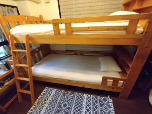 um par de beliches num quarto em Guesthome Machiya Koza em Okinawa