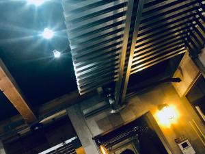 una vista sul soffitto di un edificio con finestra e luce di Koke Musu inn a Otsu