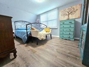 Postel nebo postele na pokoji v ubytování Gorgeous A-Frame on Cedar Lake