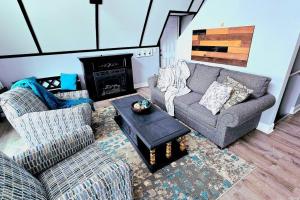 Posezení v ubytování Gorgeous A-Frame on Cedar Lake