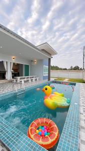- une piscine avec un canard en caoutchouc dans l'eau dans l'établissement Grand Pool Villa Khonkaen เขื่อนอุบลรัตน์, 
