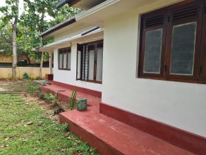 una casa con gradini rossi davanti di Ruwanwali Resort a Anuradhapura