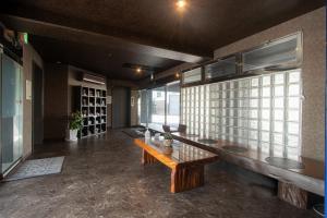 大分市にあるOita Onsen Business Resort Kyuan - Vacation STAY 50131vの木製テーブルと窓が備わる広い客室です。