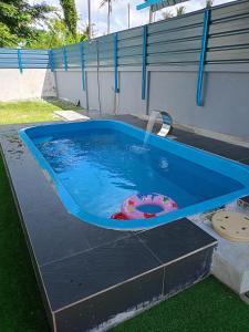 - une piscine avec une fontaine dans l'établissement hayfa homestay private pool ipoh, à Ipoh