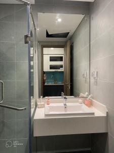 ein Bad mit einem Waschbecken und einem Spiegel in der Unterkunft Anna House Homestay in Kim Quan