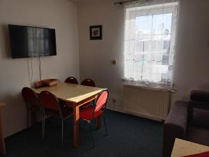 TV a/nebo společenská místnost v ubytování Apartmán Bokova chata