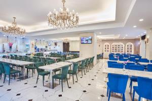 um salão de banquetes com mesas e cadeiras e um lustre em Village Hotel Bugis by Far East Hospitality em Singapura