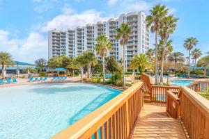 una piscina resort con un gran edificio en el fondo en Entire Condo - Palms of Destin Paradise en Destin