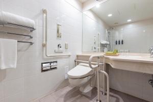 een witte badkamer met een toilet en een wastafel bij Hilton Odawara Resort & Spa in Odawara