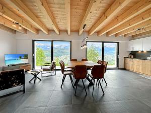 een keuken en eetkamer met een tafel en stoelen bij My Mountain Paradise - Swiss Alps in Rechy