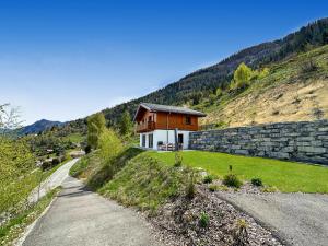 una casa en una colina al lado de una carretera en My Mountain Paradise - Swiss Alps, en Rechy