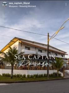 a building with a sign that reads seasc captain at Sea Capitain Pousada e Restaurante in Peruíbe