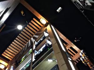 vista sul soffitto di un bar con scale in legno di Koke Musu inn a Otsu