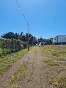 un camino de tierra en medio de un campo en Casa Mochileros Anonimos, en El Guayabo