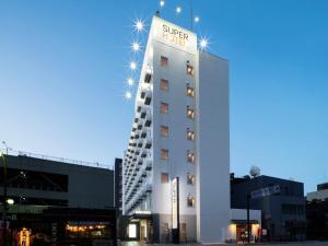 un hotel con un cartel en el lateral de un edificio en Super Hotel Yamaguchi Yuda Onsen, en Yamaguchi