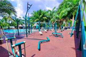 un parque infantil vacío con bancos y una piscina en Colosseum Boutique Hotel & Spa en Dar es Salaam