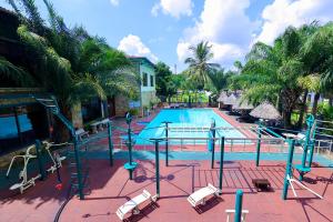 een zwembad met glijbaan in een resort bij Colosseum Boutique Hotel & Spa in Dar es Salaam