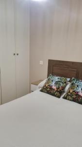 1 dormitorio con 1 cama con 2 almohadas en Casillas Bulevar, en Burgos