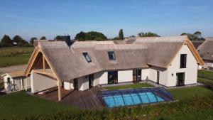 an aerial view of a house with a roof at Ferienhaus Inselglück in der Puddeminer Wiek in Poseritz