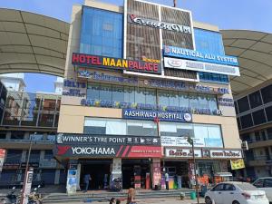 Supermarket nebo jiné obchody v  hotelu nebo okolí