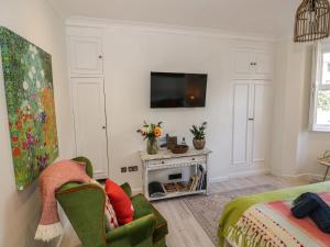 uma sala de estar com uma televisão na parede em The Escape em Great Malvern