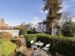 una mesa y sillas en el jardín de una casa en The Escape en Great Malvern