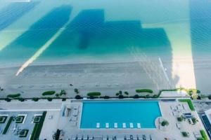 Bazén v ubytování Beach Isle Residences: 1-Bd Apartment with Private Beach Access nebo v jeho okolí