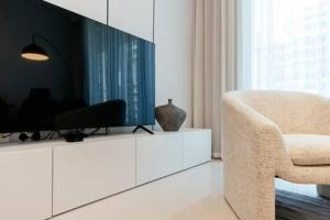 TV a/nebo společenská místnost v ubytování Beach Isle Residences: 1-Bd Apartment with Private Beach Access