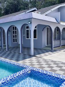 una casa con una piscina di fronte di D’wokah Roomah Pool & Space a Ketereh